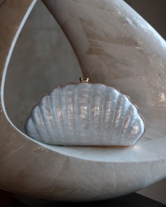 Kemik Akrilik Kabuk Gold Detaylı Zincirli Omuz Çantası