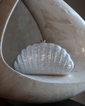 Kemik Akrilik Kabuk Gold Detaylı Zincirli Omuz Çantası