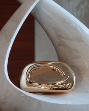  Gold Mika Tutma Aksesuarlı Zincirli Omuz Çantası