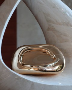  Gold Mika Tutma Aksesuarlı Zincirli Omuz Çantası