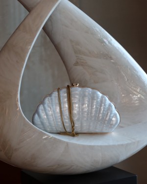 Kemik Akrilik Kabuk Gold Detaylı Zincirli Omuz Çantası