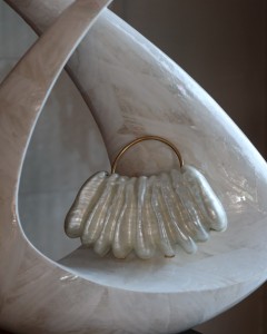  Bej Akrilik Tutma Saplı Zincirli Omuz Çantası