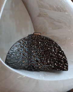 Siyah Metal Desenli Zincirli Omuz Çantası