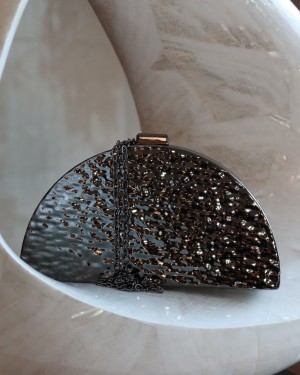 Siyah Metal Desenli Zincirli Omuz Çantası