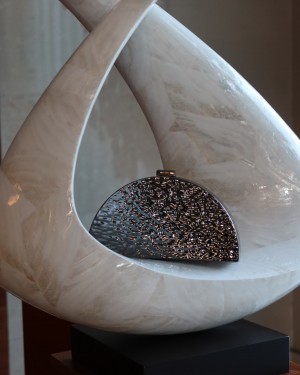 Siyah Metal Desenli Zincirli Omuz Çantası