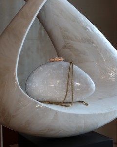 Kemik Akrilik Aksesuarlı Zincirli Omuz Çantası Kemik Akrilik Aksesuarlı Zincirli Omuz Çantası