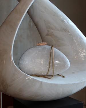 Kemik Akrilik Aksesuarlı Zincirli Omuz Çantası