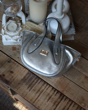 Silver Tutma Saplı Pouch El Çantası Silver Tutma Saplı Pouch El Çantası