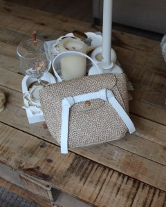 Beyaz hasır doku şerit detaylı tutma saplı el omuz çantası