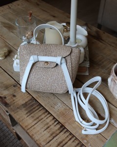 Beyaz hasır doku şerit detaylı tutma saplı el omuz çantası