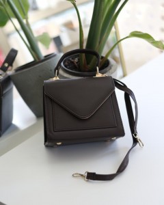 Acı Kahve Rugan Kapak Detaylı Askılı Omuz Çantası