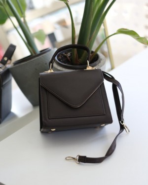 Acı Kahve Rugan Kapak Detaylı Askılı Omuz Çantası