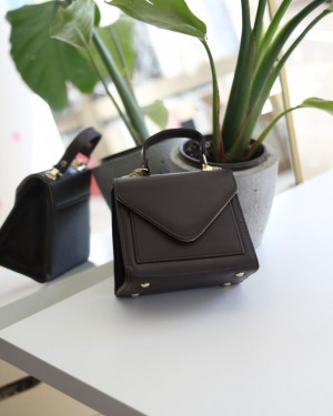 Acı Kahve Rugan Kapak Detaylı Askılı Omuz Çantası