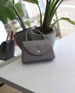 Platin kristal toka detaylı çizgi doku abiye çanta  Platin kristal toka detaylı çizgi doku abiye çanta