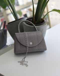 Platin kristal toka detaylı çizgi doku abiye çanta  Platin kristal toka detaylı çizgi doku abiye çanta