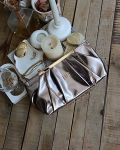  bronz metal aksesuarlı  büzgülü el çantası