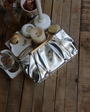  silver metal aksesuarlı büzgülü el çantası