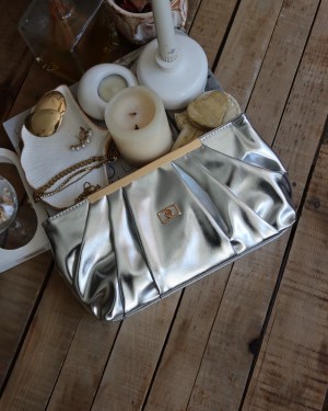  silver metal aksesuarlı büzgülü el çantası