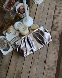  bronz metal aksesuarlı  büzgülü el çantası