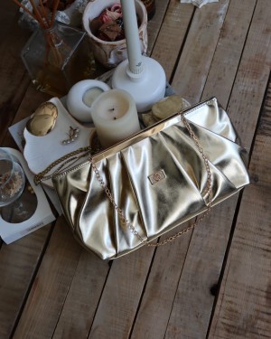 gold  metal aksesuarlı büzgülü el çantası