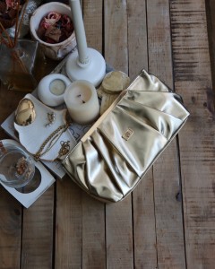 gold  metal aksesuarlı büzgülü el çantası