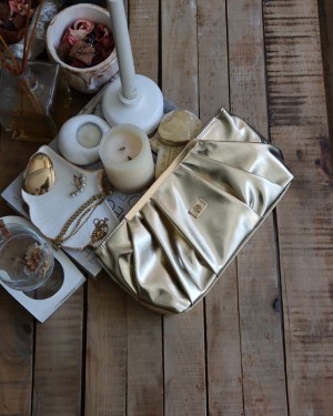 gold  metal aksesuarlı büzgülü el çantası