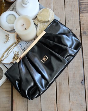 siyah metal aksesuarlı büzgülü el çantası