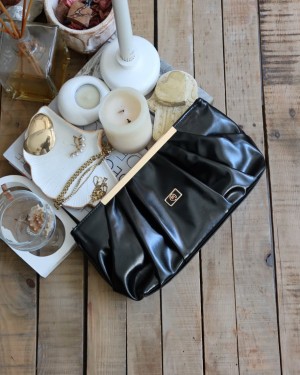 siyah metal aksesuarlı büzgülü el çantası