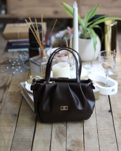 acı kahve büzgü doku çift kulplu el omuz çantası