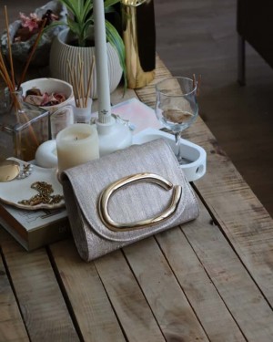 gold çizgi doku tutma aksesuarlı abiye el çantası 