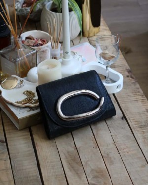 siyah çizgi doku tutma aksesuarlı abiye el çantası 