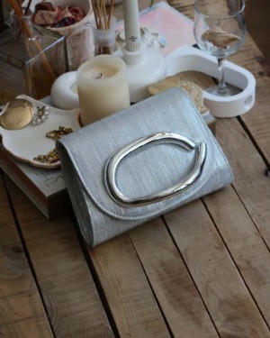 silver çizgi doku tutma aksesuarlı abiye el çantası 