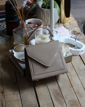 Vizon Rugan Kapak Detaylı Askılı Omuz Çantası