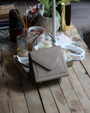 Vizon Rugan Kapak Detaylı Askılı Omuz Çantası