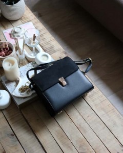 siyah süet kapak detaylı ayarlanabilir askılı omuz çantası 