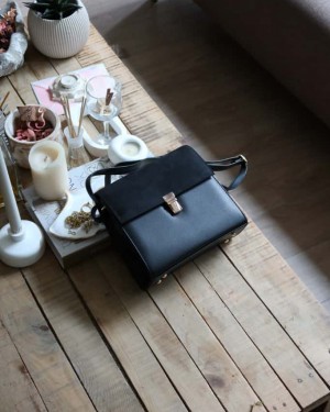 siyah süet kapak detaylı ayarlanabilir askılı omuz çantası 