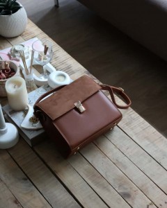  taba süet kapak detaylı ayarlanabilir askılı omuz çantası 