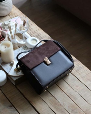 acı kahve süet kapak detaylı ayarlanabilir askılı omuz çantası 