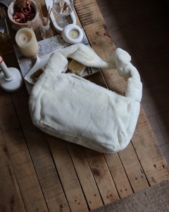 beyaz tek kulplu peluş omuz çantası