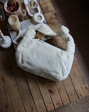 beyaz tek kulplu peluş omuz çantası