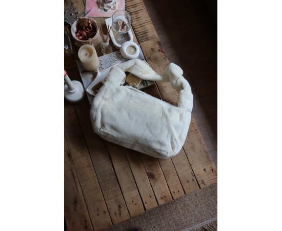 beyaz tek kulplu peluş omuz çantası