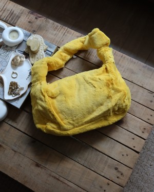 sarı tek kulplu peluş omuz çantası