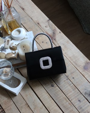 Siyah Parlak Kare Taş Toka Aksesuarlı Taşlı Tutma Kulplu Abiye El Çantası Omuz Çantası