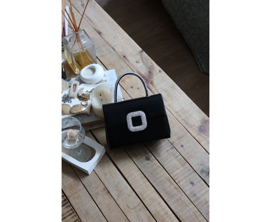 Siyah Parlak Kare Taş Toka Aksesuarlı Taşlı Tutma Kulplu Abiye El Çantası Omuz Çantası Siyah Parlak Kare Taş Toka Aksesuarlı Taşlı Tutma Kulplu Abiye El Çantası Omuz Çantası