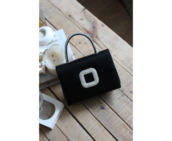 Siyah Parlak Kare Taş Toka Aksesuarlı Taşlı Tutma Kulplu Abiye El Çantası Omuz Çantası Siyah Parlak Kare Taş Toka Aksesuarlı Taşlı Tutma Kulplu Abiye El Çantası Omuz Çantası