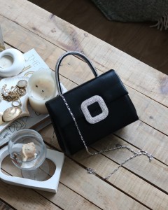 Siyah Parlak Kare Taş Toka Aksesuarlı Taşlı Tutma Kulplu Abiye El Çantası Omuz Çantası Siyah Parlak Kare Taş Toka Aksesuarlı Taşlı Tutma Kulplu Abiye El Çantası Omuz Çantası