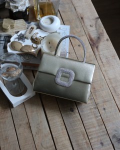 Gold Parlak Kare Taş Toka Aksesuarlı Taşlı Tutma Kulplu Abiye El Çantası Omuz Çantası Gold Parlak Kare Taş Toka Aksesuarlı Taşlı Tutma Kulplu Abiye El Çantası Omuz Çantası