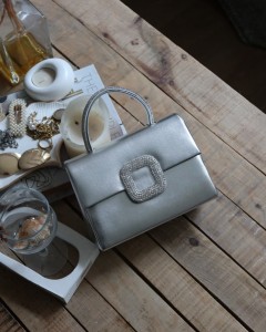 Silver Parlak Kare Taş Toka Aksesuarlı Taşlı Tutma Kulplu Abiye El Çantası Omuz Çantası Silver Parlak Kare Taş Toka Aksesuarlı Taşlı Tutma Kulplu Abiye El Çantası Omuz Çantası