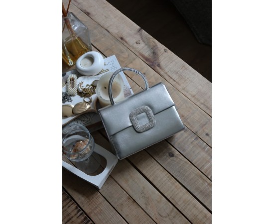 Silver Parlak Kare Taş Toka Aksesuarlı Taşlı Tutma Kulplu Abiye El Çantası Omuz Çantası Silver Parlak Kare Taş Toka Aksesuarlı Taşlı Tutma Kulplu Abiye El Çantası Omuz Çantası