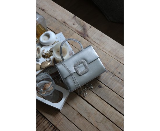 Silver Parlak Kare Taş Toka Aksesuarlı Taşlı Tutma Kulplu Abiye El Çantası Omuz Çantası Silver Parlak Kare Taş Toka Aksesuarlı Taşlı Tutma Kulplu Abiye El Çantası Omuz Çantası